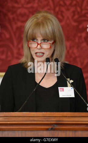 L'actrice Joanna Lumley parle lors de la cérémonie de remise des prix où le Prince de Galles a présenté les médailles du Prince de Galles pour la philanthropie artistique au Palais St James, dans le centre de Londres. Banque D'Images