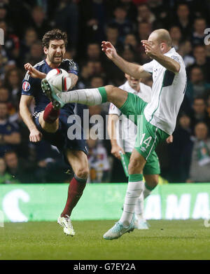 Charlie Mulgrew, en Écosse, et Darron Gibson, en République d'Irlande, se battent pour le bal lors du tournoi de l'UEFA Euro 2016 au Celtic Park, à Glasgow. Banque D'Images