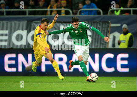 Kyle Lafferty (à droite), en Irlande du Nord, et Vlad Chiriches, en Roumanie, se battent pour le bal lors du qualificatif de l'UEFA Euro 2016 à l'Arena Nationala, à Bucarest. Banque D'Images