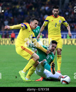 Kyle Lafferty (à droite), en Irlande du Nord, se trouve aux côtés de Vlad Chiriches, en Roumanie, lors du qualificatif de l'UEFA Euro 2016 à l'Arena Nationala, Bucarest. Banque D'Images