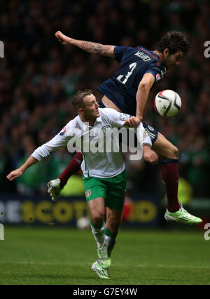 Football - UEFA Euro 2016 - qualification - Groupe D - Ecosse / République d'Irlande - Celtic Park.Charlie Mulgrew en Écosse et Aiden McGeady de la République d'Irlande lors du tournoi UEFA Euro 2016 au Celtic Park, Glasgow. Banque D'Images