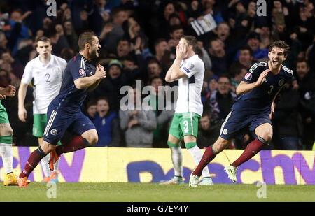 Shaun Maloney (à gauche) célèbre son but avec Charlie Mulgrew (à droite), le coéquipier écossais Seamus Coleman et Stephen Ward, qui ont été abattus lors du tournoi Euro 2016 de l'UEFA au Celtic Park, à Glasgow. Banque D'Images