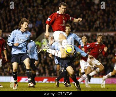 Roy Keane (au centre) de Manchester United lors du match de Barclays Premiership contre Southampton à Old Trafford. Banque D'Images