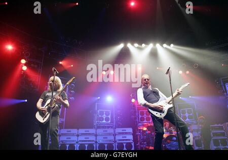 Les guitaristes Rick Parfitt (L) et Francis Rossi du groupe de rock Status quo sur scène, lors de leur concert au Wembley Arena de Londres. Banque D'Images