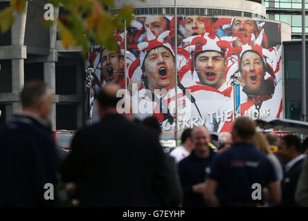 Les fans arrivent pour le QBE International entre l'Angleterre et l'Afrique du Sud à Twickenham, Londres. Banque D'Images