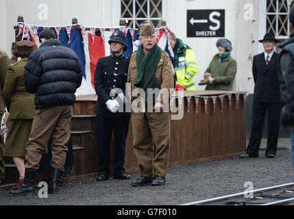 L'acteur Sir Tom Courtenay (au centre), qui joue le Caporal Jones, sur la scène du nouveau film de l'Armée de Dad à Bridlington, dans le Yorkshire de l'est. Banque D'Images