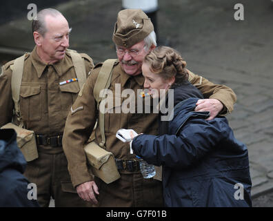 L'acteur Sir Tom Courtenay, qui joue le Caporal Jones, prend la tête d'un autre membre de la troupe, sur la scène du nouveau film de l'Armée de Dad à Bridlington, dans l'est du Yorkshire. Banque D'Images