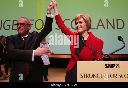 Nicola Sturgeon, nouvelle dirigeante du SNP, et Stewart Hosie, nouvelle adjointe, après son discours à la conférence annuelle du parti SNP à Perth concert Hall, en Écosse. Banque D'Images