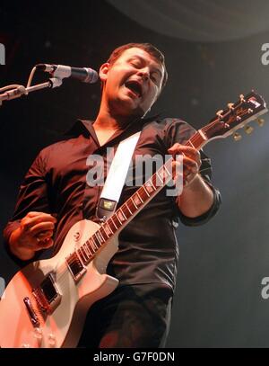 Groupe gallois les prédicateurs de Manic Street se produit en direct à la Wembley Arena dans le nord de Londres, à la date de Londres de leur tournée pour promouvoir le nouvel album studio 'Life Blood'. Banque D'Images