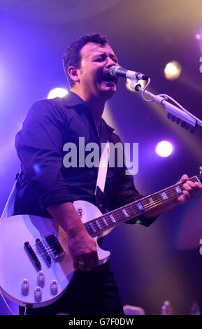 Groupe gallois les prédicateurs de Manic Street se produit en direct à la Wembley Arena dans le nord de Londres, à la date de Londres de leur tournée pour promouvoir le nouvel album studio 'Life Blood'. Banque D'Images