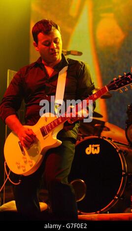 Groupe gallois les prédicateurs de Manic Street se produit en direct à la Wembley Arena dans le nord de Londres, à la date de Londres de leur tournée pour promouvoir le nouvel album studio 'Life Blood'. Banque D'Images