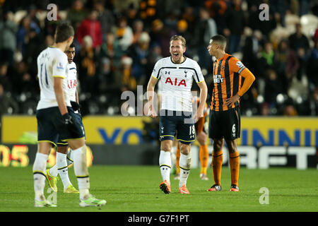 Harry Kane, de Tottenham Hotspur (au centre), célèbre lors du dernier coup de sifflet à côté d'un Curtis Davies (à droite) abattu de Hull City lors du match de la Barclays Premier League au KC Stadium, à Hull. Banque D'Images