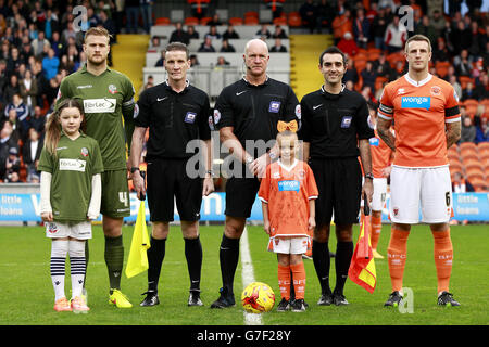 Matthew Mills de Bolton Wanderers (à gauche), l'arbitre Nigel Miller (au centre), Peter Clarke de Blackpool (à droite) avec des officiels et des mascottes avant le lancement. Banque D'Images