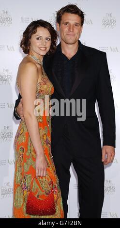 James Cracknell, médaillé d'or olympique, et son épouse Beverly Turner arrivent pour les British Fashion Awards au Victoria and Albert Museum, dans le centre de Londres. Cet événement, dirigé par le British Fashion Council, favorise la créativité et l'influence internationale du design de mode britannique. Banque D'Images