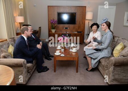 Le duc et la duchesse de Cambridge accueillent le président de Singapour Tony Tan Keng Yam et sa femme Mary au Royal Garden Hotel de Londres, lors de la première d'une visite d'État de quatre jours en Grande-Bretagne. Banque D'Images