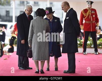 La reine Elizabeth II et le duc d'Édimbourg (à droite) accueillent le président de Singapour Tony Tan Keng Yam (à gauche) et sa femme Mary Chee (à gauche) lors d'un accueil cérémonial au Horse Guards Parade Londres, le premier d'une visite d'État de quatre jours en Grande-Bretagne. Banque D'Images