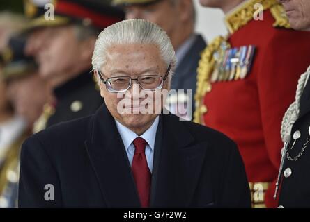 Le président de Singapour Tony Tan Keng Yam inspecte une garde d'honneur par Grenadier Guards lors d'une cérémonie d'accueil au Horse Guards Parade Londres, le premier d'une visite d'État de quatre jours en Grande-Bretagne. Banque D'Images