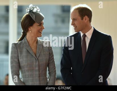 Le duc et la duchesse de Cambridge sourient lors d'une cérémonie de bienvenue pour le président de Singapour Tony Tan, et son épouse, au Horse Guards Parade à Londres, le premier d'une visite d'État de quatre jours en Grande-Bretagne. Banque D'Images