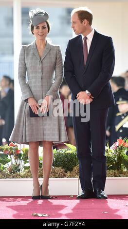 Le duc et la duchesse de Cambridge lors d'une cérémonie d'accueil pour le président de Singapour Tony Tan, et son épouse, à Horse Guards Parade à Londres, le premier d'une visite d'État de quatre jours en Grande-Bretagne. Banque D'Images