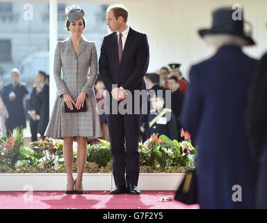 Le duc et la duchesse de Cambridge lors d'une cérémonie d'accueil pour le président de Singapour Tony Tan, et son épouse, à Horse Guards Parade à Londres, le premier d'une visite d'État de quatre jours en Grande-Bretagne. Banque D'Images