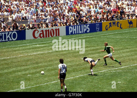 Football - coupe du monde de la FIFA 1986 - finale - Argentine / Allemagne de l'Ouest - Azteca Stadium, Mexique.Séquence de Diego Maradona en Argentine, fouillé par Ditmar Jakobs en Allemagne de l'Ouest (pas dans le cadre) alors qu'il éclatait sur le but. Banque D'Images