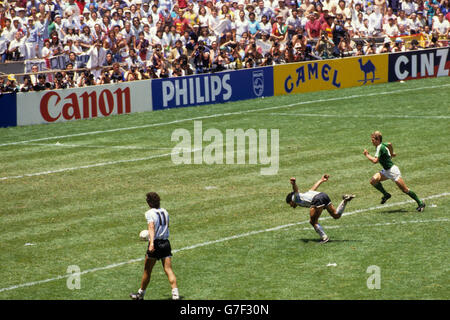 Séquence de Diego Maradona en Argentine, fouillé par Ditmar Jakobs en Allemagne de l'Ouest (pas dans le cadre) alors qu'il éclatait sur le but. Banque D'Images