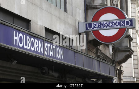 Une vue générale de la station de métro Holborn dans le centre de Londres, où un incident potentiellement mortel au cours duquel une femme passager a été traîné le long d'une plate-forme souterraine après que son foulard ait été pris dans les portes d'un train de métro au départ, a été décrite dans un rapport d'accident ferroviaire. Banque D'Images