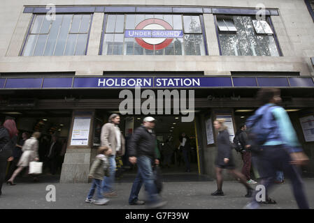 Une vue générale de la station de métro Holborn dans le centre de Londres, où un incident potentiellement mortel au cours duquel une femme passager a été traîné le long d'une plate-forme souterraine après que son foulard ait été pris dans les portes d'un train de métro au départ, a été décrite dans un rapport d'accident ferroviaire. Banque D'Images