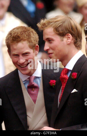 Le prince William et le prince Harry quittent le mariage de Lady Tamara Grosvenor à Edward van Cutsem à la cathédrale de Chester. Le Prince William a servi d'huissier au service somptueux auquel ont assisté 650 invités, dont la Reine et le duc d'Édimbourg. Le mariage réunit deux des familles les plus riches de Grande-Bretagne. Lady Tamara Grosvenor, 24 ans, est la fille aînée du duc de Westminster, l'homme le plus riche de Grande-Bretagne, dont les terres, y compris les marais de Mayfair et de Belgravia, lui donnent une fortune personnelle estimée à 4 milliards. Banque D'Images