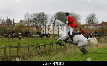 Un huntsman à cheval avec Bicester et Whaddon Chase chasse autour de Stratton Audley, Oxfordshire, le premier jour de la saison de chasse. Banque D'Images