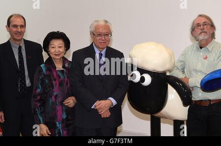 Le président de Singapour Tony Tan Keng Yam (à gauche) et sa femme Mary avec des figurines de Gromit signées par Nick Park lors d'une visite à Aardman animations à Bristol. Banque D'Images