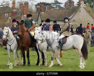 Les jeunes chasseurs à cheval avec Bicester et Whaddon Chase se rencontrent à Stratton Audley, dans l'Oxfordshire, le premier jour officiel de la saison de chasse. Banque D'Images