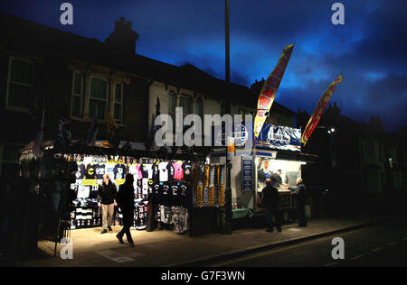 Vendeurs de souvenirs hors de White Hart Lane avant l'UEFA Europa League, le Groupe C Match à White Hart Lane, Londres. APPUYEZ SUR ASSOCIATION photo. Date de la photo: Jeudi 23 octobre 2014. Le crédit photo doit indiquer David Davies/PA Wire. Banque D'Images