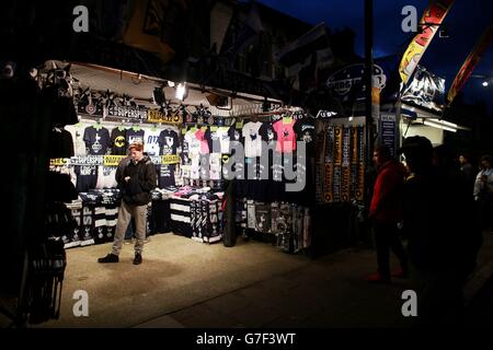 Football - UEFA Europa League - Groupe C - Tottenham Hotspur / Asteras Tripolis - White Hart Lane.Vendeurs de souvenirs hors de White Hart Lane avant l'UEFA Europa League, le Groupe C Match à White Hart Lane, Londres. Banque D'Images