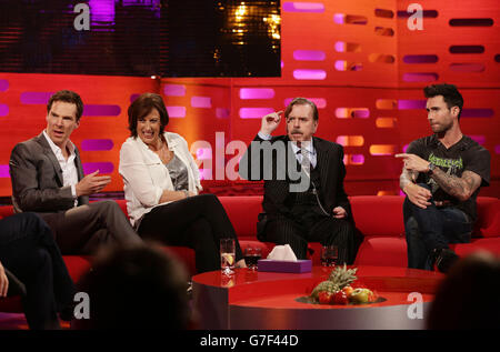 (De gauche à droite) Benoît Cumberbatch, Miranda Hart, Timothy Spall, et Adam Levine de Maroon 5 pendant le tournage du Graham Norton Show aux London Studios, Londres, devant être diffusé sur BBC One vendredi soir. Banque D'Images