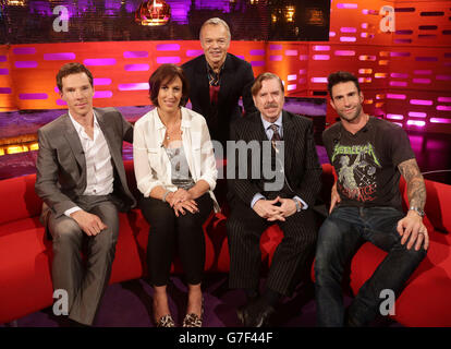 L'hôte (en haut) avec les invités (de gauche à droite) Benedict Cumberbatch, Miranda Hart, Timothy Spall, et Adam Levine de Maroon 5 pendant le tournage du Graham Norton Show aux London Studios, Londres, devant être diffusé sur BBC One vendredi soir. Banque D'Images