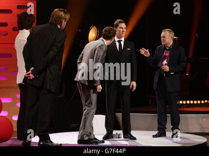 Benoît Cumberbatch examine son modèle de cire Madame Tussauds lors du tournage du Graham Norton Show aux London Studios, Londres, qui sera diffusé sur BBC One vendredi soir. Banque D'Images