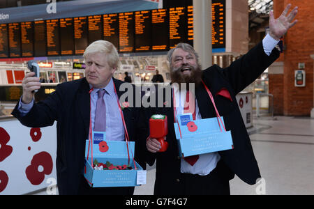 Le maire de Londres Boris Johnson (à gauche) et l'acteur Brian Blessed vendent des coquelicots à la gare de Liverpool Street Station, dans le centre de Londres. Banque D'Images