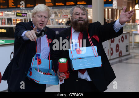 Le maire de Londres Boris Johnson (à gauche) et l'acteur Brian Blessed vendent des coquelicots à la gare de Liverpool Street Station, dans le centre de Londres. Banque D'Images