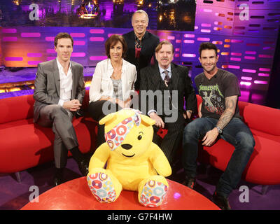 L'hôte (en haut) avec les invités (de gauche à droite) Benedict Cumberbatch, Miranda Hart, Timothy Spall, et Adam Levine de Maroon 5 pendant le tournage du Graham Norton Show aux London Studios, Londres, devant être diffusé sur BBC One vendredi soir. Banque D'Images