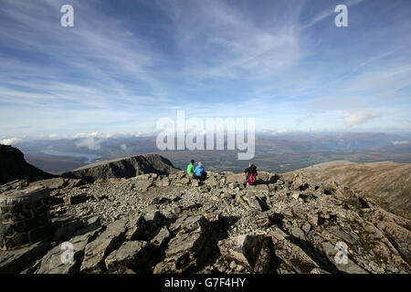 Vue depuis le sommet de la plus haute montagne de Grande-Bretagne, Ben Nevis, dans la région de Lochaber, dans les Highlands écossais, en Écosse. Banque D'Images