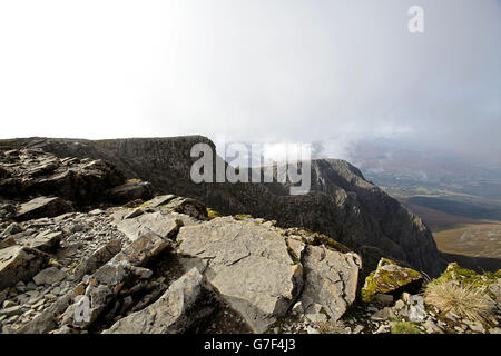 Vue sur Tower Ridge depuis le sommet de la plus haute montagne de Grande-Bretagne, Ben Nevis, dans la région de Lochaber, dans les Highlands écossais, en Écosse. Banque D'Images