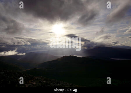 Une vue sur le paysage de Glen Nevis sur la descente le long du chemin de montagne de la plus haute montagne de Grande-Bretagne, Ben Nevis, dans la région de Lochaber des Highlands écossais, en Écosse. Banque D'Images