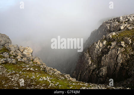 Vue depuis le sommet de la plus haute montagne de Grande-Bretagne, Ben Nevis, dans la région de Lochaber, dans les Highlands écossais, en Écosse. Banque D'Images