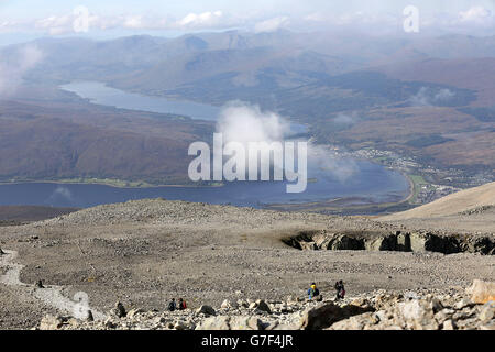 Vue sur le Loch Linnhe depuis le sommet de la plus haute montagne de Grande-Bretagne, Ben Nevis, dans la région de Lochaber, dans les Highlands écossais, en Écosse. Banque D'Images