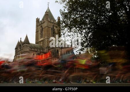 PHOTO AUTONOME. Les coureurs font leur chemin devant la cathédrale Christ Church, plus de 14,000 personnes ayant participé au 35e marathon de Dublin City à Dublin, en Irlande. Banque D'Images