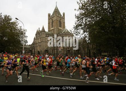 PHOTO AUTONOME. Les coureurs font leur chemin devant la cathédrale Christ Church, plus de 14,000 personnes ayant participé au 35e marathon de Dublin City à Dublin, en Irlande. Banque D'Images