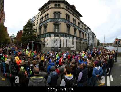 PHOTO AUTONOME. Les coureurs descendent dans la rue du Parlement car plus de 14,000 personnes ont participé au 35e marathon de Dublin, à Dublin, en Irlande. Banque D'Images