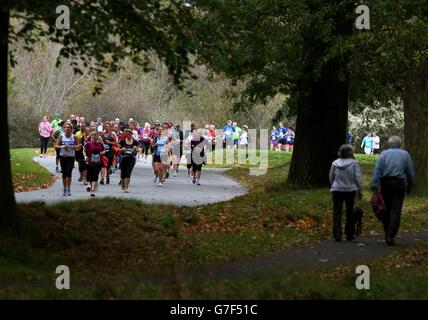 PHOTO AUTONOME.Les coureurs se rendent à Phoenix Park car plus de 14,000 personnes ont participé au 35e marathon de Dublin City à Dublin, en Irlande. Banque D'Images