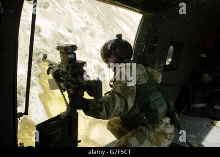 UTILISATION À L'ÉTRANGER UNIQUEMENT : le Gunner d'un hélicoptère de la RAF Puma balaye le sol sur la route de la base d'exploitation de la foutre du Black Watch Battle 'Springfield' sur la rive est de l'Euphrate, à 25 miles au sud de Bagdad. Un soldat de Black Watch a été blessé aujourd'hui lors d'une attaque au mortier sur la base de Camp Dogwood, a confirmé aujourd'hui le ministère de la Défense. Le MOD a déclaré que les blessures n'étaient pas considérées comme mettant la vie en danger. "Un mortier a atterri à l'intérieur de l'enceinte plus tôt aujourd'hui, blessant un soldat", a déclaré un porte-parole. « nous ne croyons pas que le soldat ait des blessures mortelles. » Banque D'Images